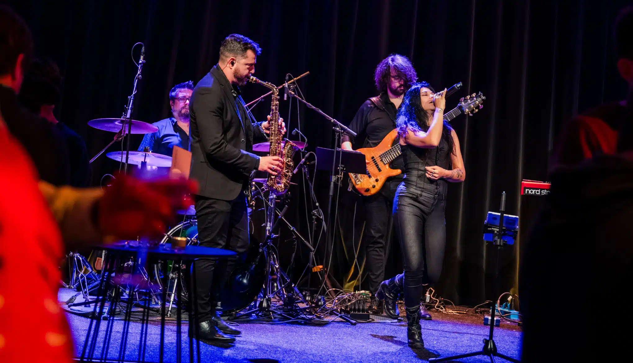 Karaoké live pour animation de séminaire d'entreprise sur Paris et partout ailleurs par l'orchestre Smart Music.