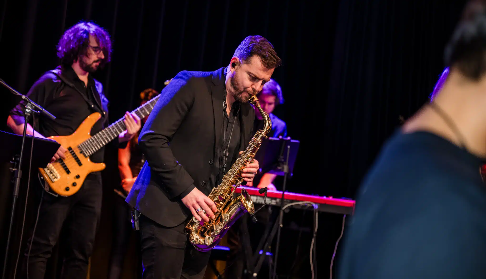 Animation Karaoké Live en extérieur sur scène. Karaoké Live pour entreprise par l'orchestre Smart Music.