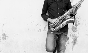 Dj live avec saxophoniste par l'orchestre Smart Music.