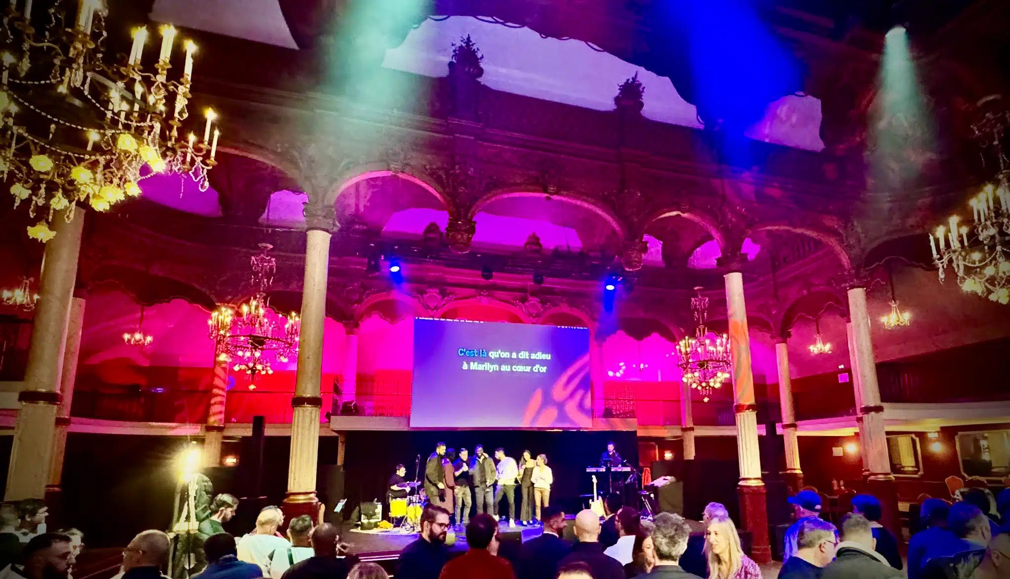 Karaoké live pour animation de séminaire d'entreprise sur Paris et partout ailleurs par l'orchestre Smart Music.