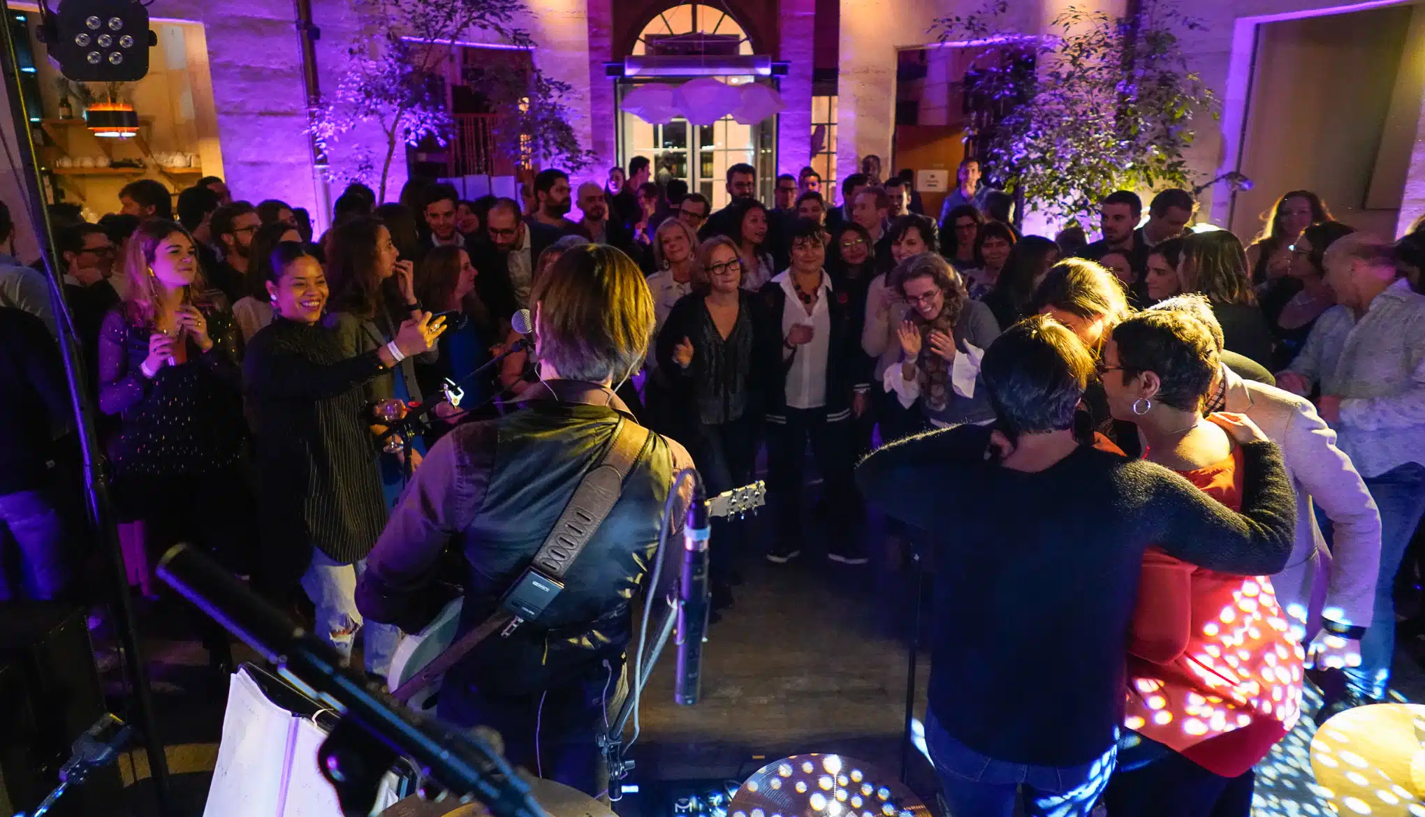 Animation karaoké live par l'orchestre Smart Music.