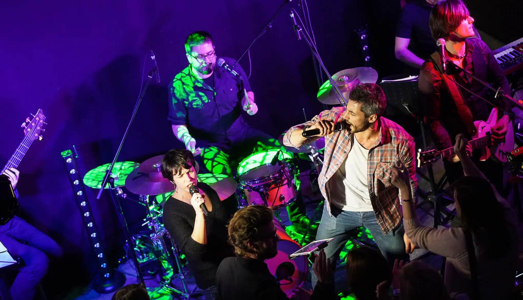 Animation karaoké live par l'orchestre Smart Music Animation soirée d'entreprise avec le karaoké live par l'orchestre Smart Music.