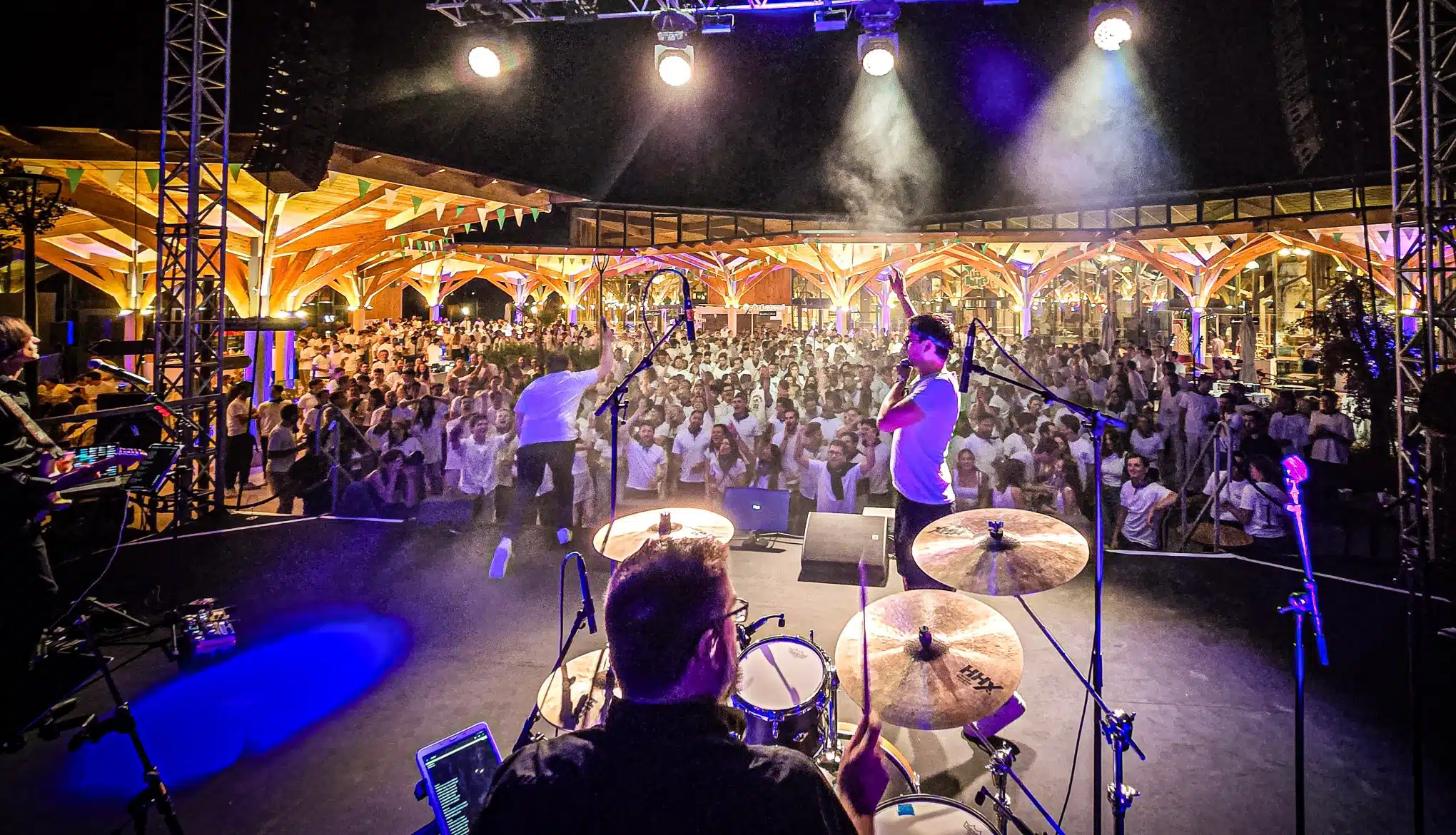 Des collaborateurs chantent lors d'un karaoké live avec Smart Music. Animation karaoké live par l'orchestre Smart Music.