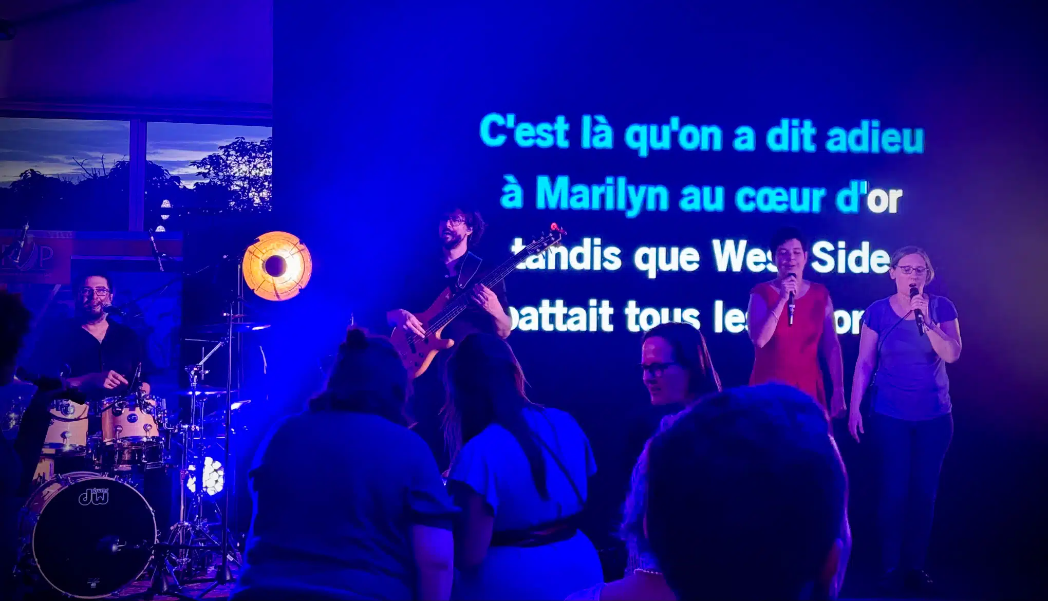 Animation Karaoké Live en extérieur sur scène. Karaoké Live pour entreprise par l'orchestre Smart Music.