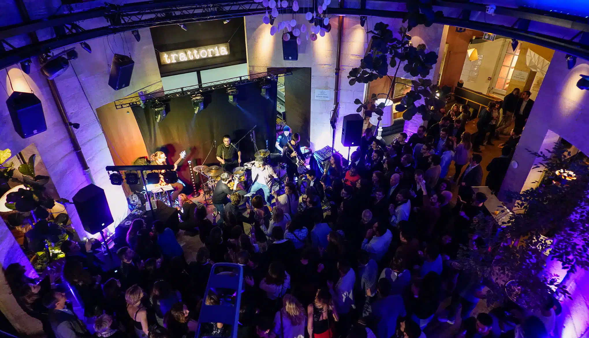 La soirée karaoké live bat son plein. animation soirée d'entreprise avec le karaoké live par l'orchestre Smart Music.