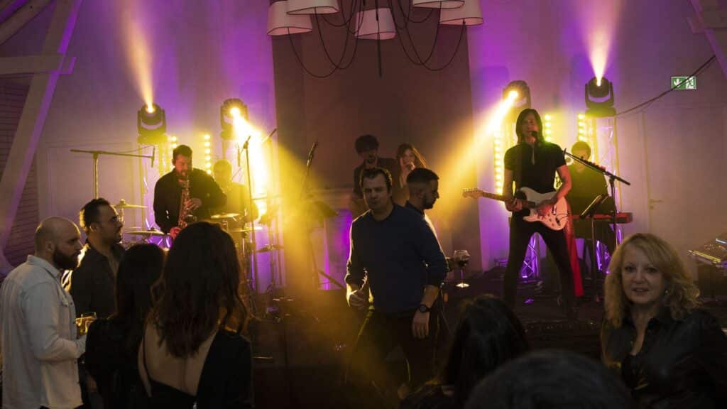 concert live du groupe Smart Music lors d’un événement à Paris