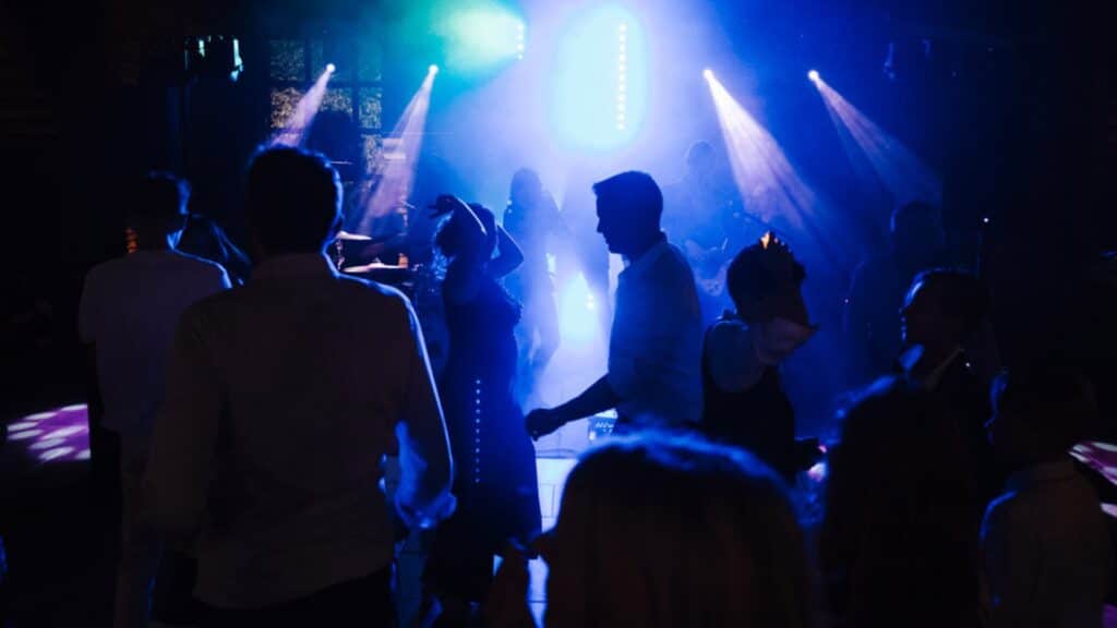 Les invités dansent lors d'un soirée Smart Music.