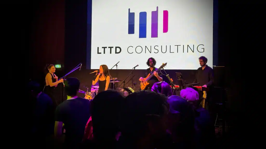 orchestre live pour soirée entreprise à Paris – groupe Smart Music sur scène