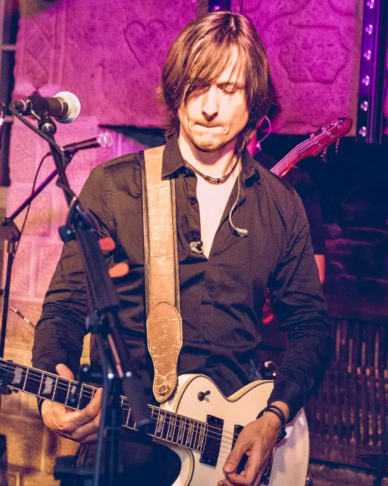 Alain — Chanteur guitariste