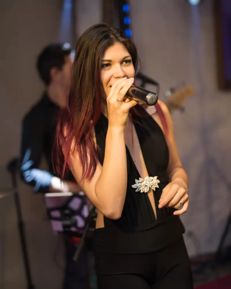 Laury — Chanteuse lead