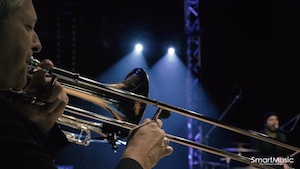 Orchestre avec section de cuivres pour animation soirée dansante Smart Music.