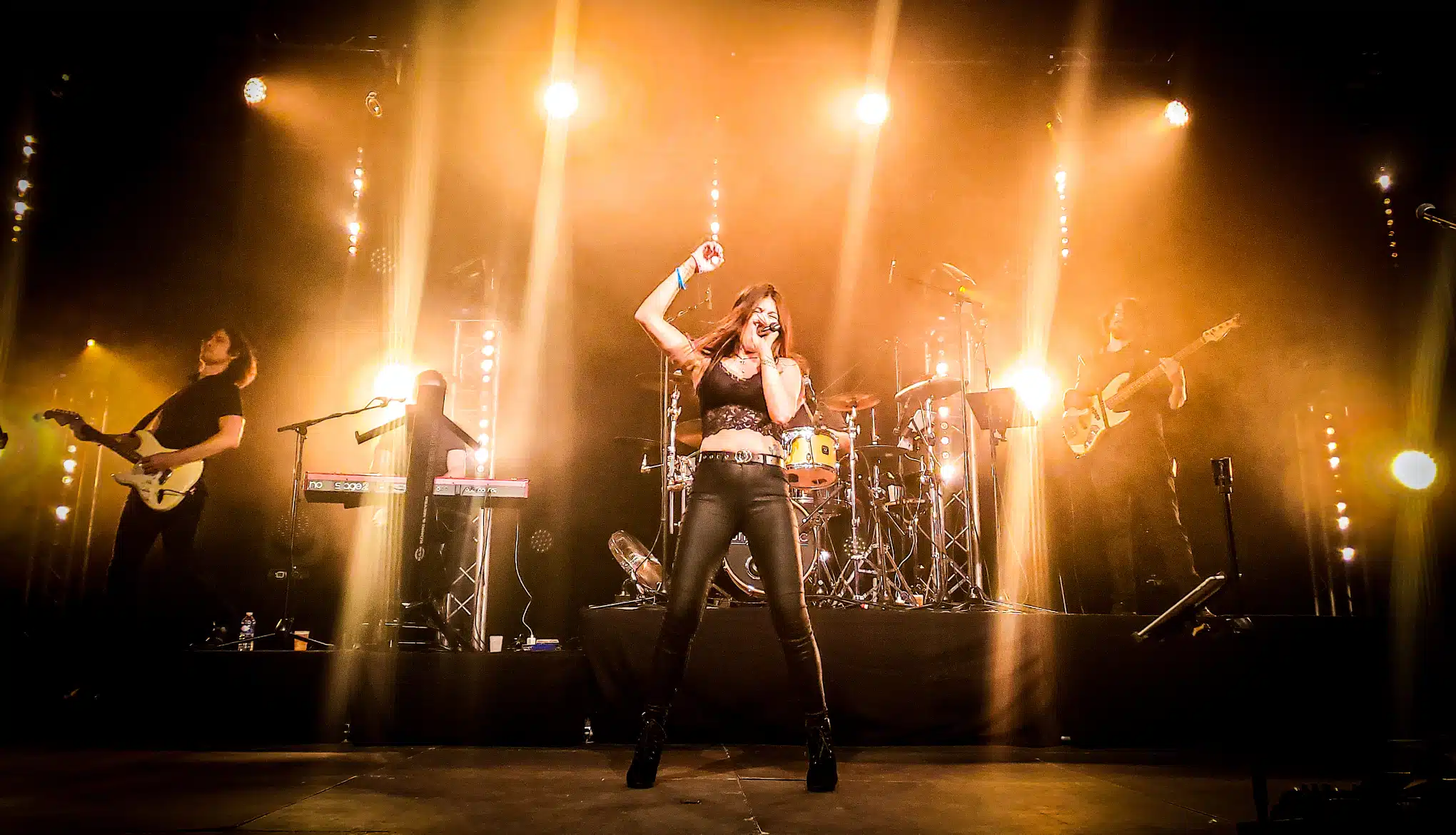 Piste de danse pleine avec Smart Music Orchestre pour soirée dansante Smart Music Paris.