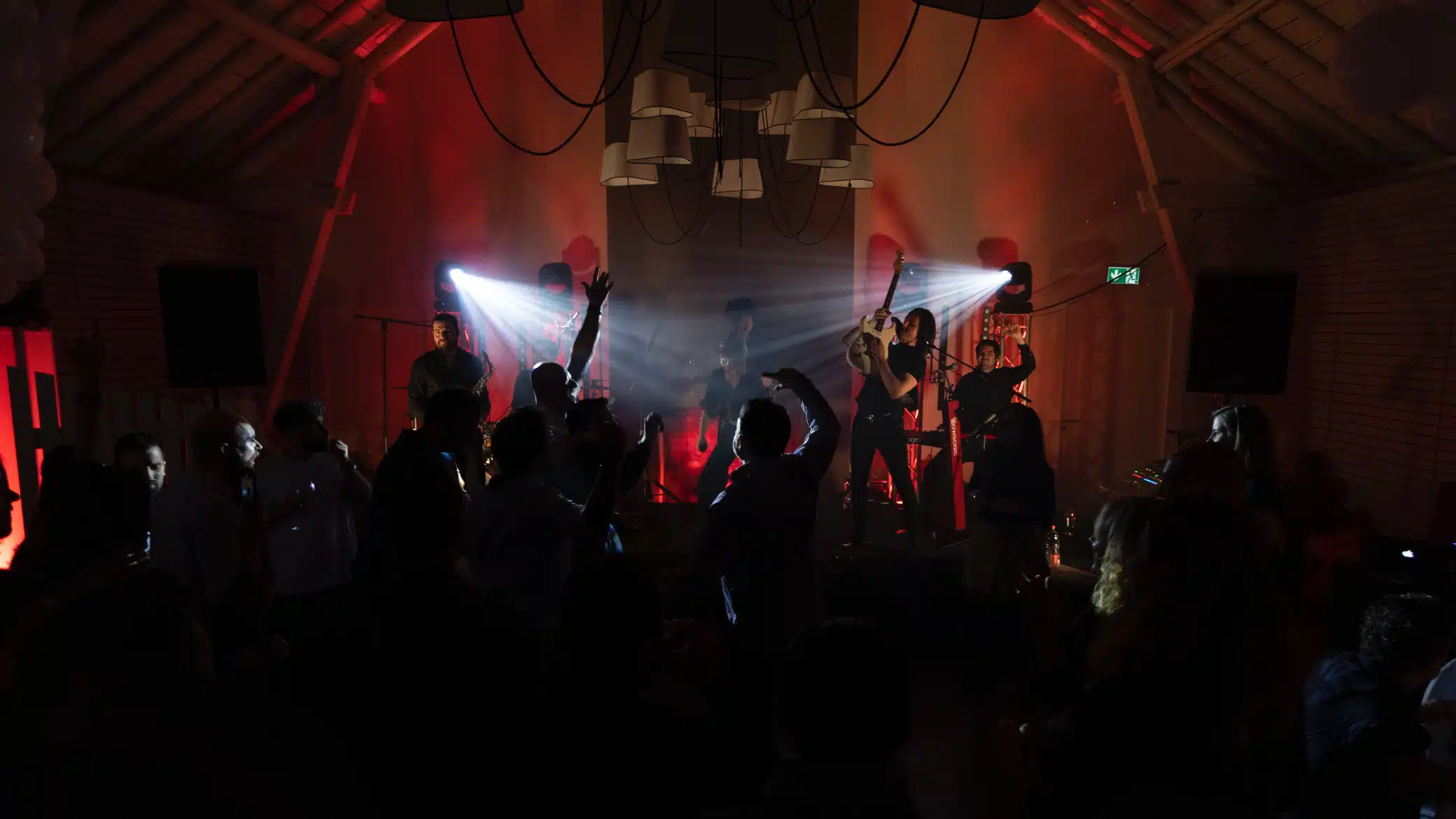 Animation bal des pompiers par Smart Music. Animez vos bals et soirées dansantes avec l'orchestre Smart Music.