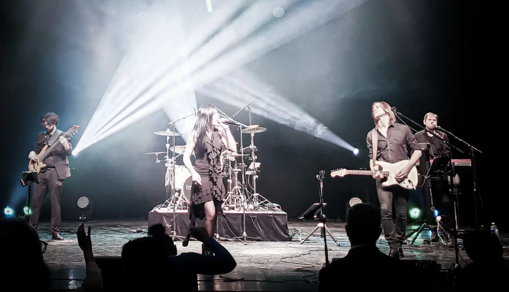 sur scène avec l'orchestre Smart Music. Orchestre animation de soirée dansante Smart Music.